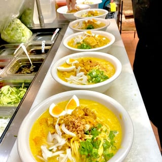 Coconut Chicken Noodle Soup (OhnNohKhohSwae) အုန်းနို့ခေါက်ဆွဲ